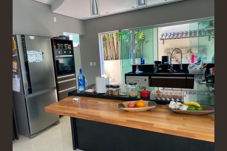 Casa de condomínio à venda com 560m², 4 quartos e 4 vagas