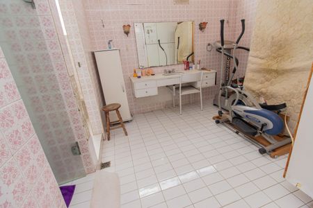 Casa à venda com 275m², 3 quartos e 3 vagas Casa à venda com 275m², 3 quartos e 3 vagasBanheiro da Suíte