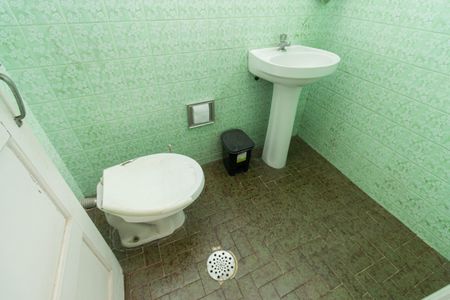 Casa à venda com 275m², 3 quartos e 3 vagas Casa à venda com 275m², 3 quartos e 3 vagasEdícula - Banheiro