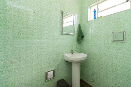 Casa à venda com 275m², 3 quartos e 3 vagas Casa à venda com 275m², 3 quartos e 3 vagasEdícula - Banheiro