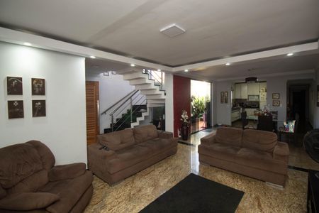 Casa para alugar com 156m², 4 quartos e 3 vagas Casa para alugar com 156m², 4 quartos e 3 vagasSala
