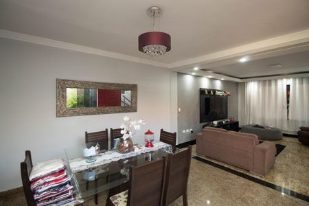 Casa para alugar com 156m², 4 quartos e 3 vagas Casa para alugar com 156m², 4 quartos e 3 vagasSala de Jantar