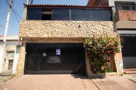 Casa para alugar com 156m², 4 quartos e 3 vagas Casa para alugar com 156m², 4 quartos e 3 vagasFachada