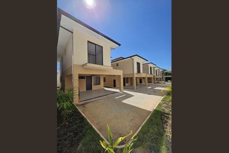 Casa de condomínio à venda com 123m², 4 quartos e 2 vagas Casa de condomínio à venda com 123m², 4 quartos e 2 vagasFachada das casas