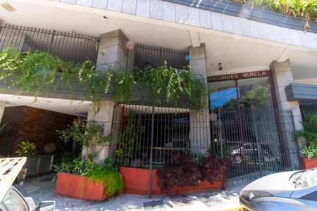 Apartamento à venda com 100m², 2 quartos e 1 vaga Apartamento à venda com 100m², 2 quartos e 1 vagaFachada