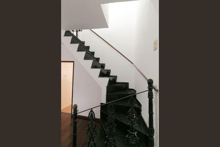 Casa para alugar com 62m², 2 quartos e 1 vagaEscada