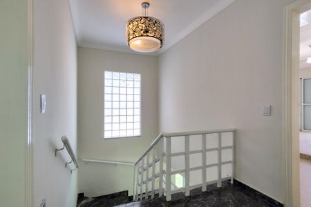 Casa para alugar com 300m², 5 quartos e 4 vagasEscada