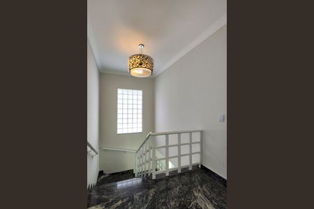 Casa para alugar com 300m², 5 quartos e 4 vagasEscada