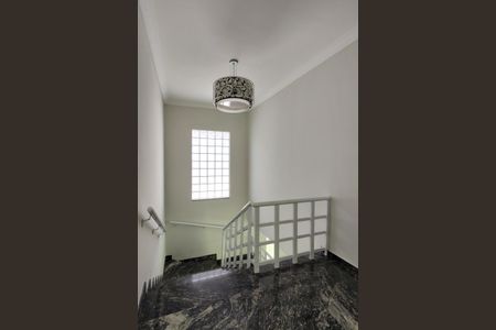 Casa para alugar com 300m², 5 quartos e 4 vagasEscada