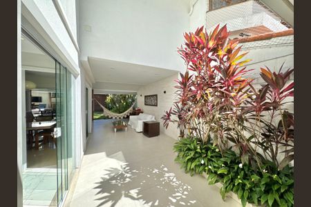 Casa de condomínio à venda com 430m², 6 quartos e 3 vagas Casa de condomínio à venda com 430m², 6 quartos e 3 vagasÁrea externa
