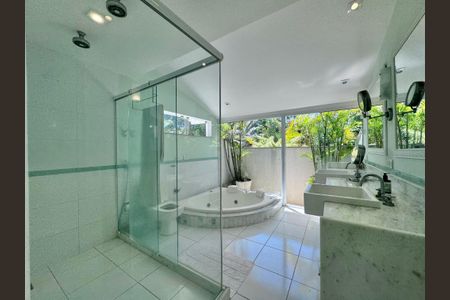 Casa de condomínio à venda com 430m², 6 quartos e 3 vagas Casa de condomínio à venda com 430m², 6 quartos e 3 vagasSuíte 1 - Banheiro
