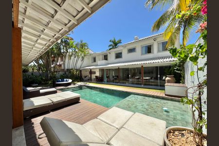 Casa de condomínio à venda com 430m², 6 quartos e 3 vagas Casa de condomínio à venda com 430m², 6 quartos e 3 vagasÁrea externa