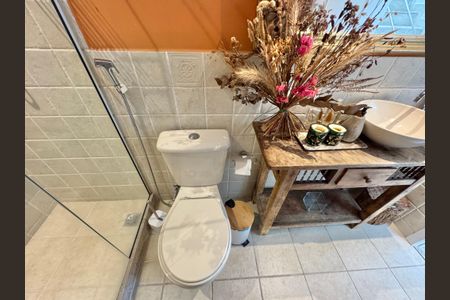 Casa de condomínio à venda com 430m², 6 quartos e 3 vagas Casa de condomínio à venda com 430m², 6 quartos e 3 vagasBanheiro Social