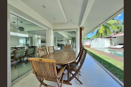 Casa de condomínio à venda com 430m², 6 quartos e 3 vagas Casa de condomínio à venda com 430m², 6 quartos e 3 vagasÁrea externa