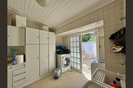 Casa de condomínio à venda com 430m², 6 quartos e 3 vagas Casa de condomínio à venda com 430m², 6 quartos e 3 vagasÁrea de Serviço