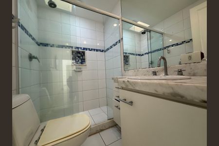 Casa de condomínio à venda com 430m², 6 quartos e 3 vagas Casa de condomínio à venda com 430m², 6 quartos e 3 vagasBanheiro Social