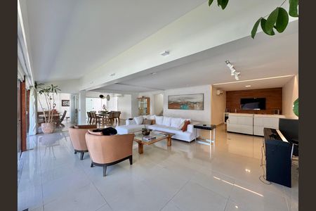 Casa de condomínio à venda com 430m², 6 quartos e 3 vagas Casa de condomínio à venda com 430m², 6 quartos e 3 vagasSala