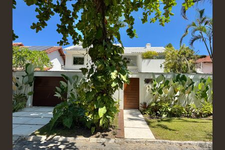 Casa de condomínio à venda com 430m², 6 quartos e 3 vagas Casa de condomínio à venda com 430m², 6 quartos e 3 vagasFachada