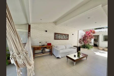 Casa de condomínio à venda com 430m², 6 quartos e 3 vagas Casa de condomínio à venda com 430m², 6 quartos e 3 vagasÁrea externa