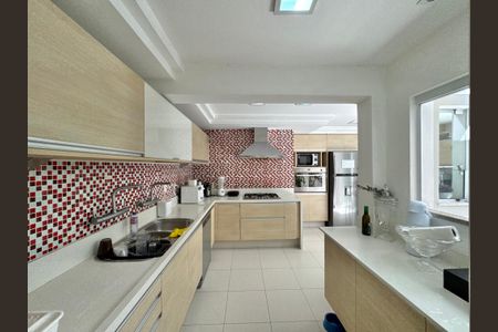 Casa de condomínio à venda com 430m², 6 quartos e 3 vagas Casa de condomínio à venda com 430m², 6 quartos e 3 vagasCozinha