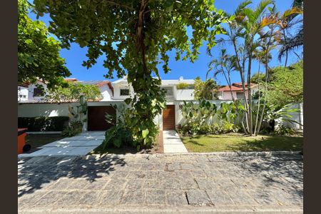 Casa de condomínio à venda com 430m², 6 quartos e 3 vagas Casa de condomínio à venda com 430m², 6 quartos e 3 vagasFachada