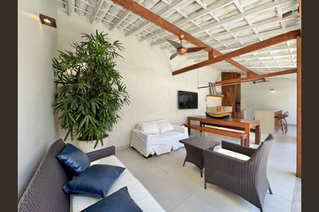 Casa de condomínio à venda com 430m², 6 quartos e 3 vagas Casa de condomínio à venda com 430m², 6 quartos e 3 vagasÁrea externa