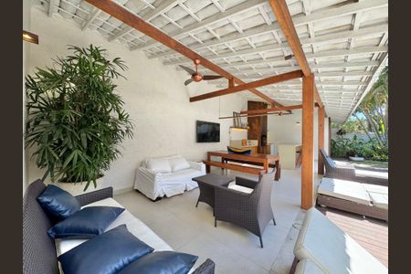 Casa de condomínio à venda com 430m², 6 quartos e 3 vagas Casa de condomínio à venda com 430m², 6 quartos e 3 vagasÁrea externa