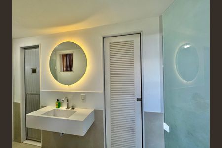 Casa de condomínio à venda com 430m², 6 quartos e 3 vagas Casa de condomínio à venda com 430m², 6 quartos e 3 vagasÁrea externa - Lavabo