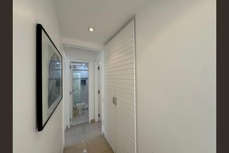 Casa de condomínio à venda com 430m², 6 quartos e 3 vagas Casa de condomínio à venda com 430m², 6 quartos e 3 vagasCorredor