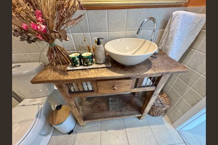 Casa de condomínio à venda com 430m², 6 quartos e 3 vagas Casa de condomínio à venda com 430m², 6 quartos e 3 vagasBanheiro Social