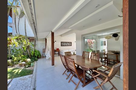 Casa de condomínio à venda com 430m², 6 quartos e 3 vagas Casa de condomínio à venda com 430m², 6 quartos e 3 vagasÁrea externa