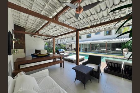 Casa de condomínio à venda com 430m², 6 quartos e 3 vagas Casa de condomínio à venda com 430m², 6 quartos e 3 vagasÁrea externa