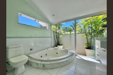 Casa de condomínio à venda com 430m², 6 quartos e 3 vagas Casa de condomínio à venda com 430m², 6 quartos e 3 vagasSuíte 1 - Banheiro