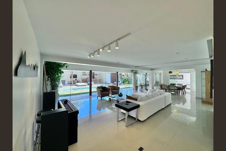 Casa de condomínio à venda com 430m², 6 quartos e 3 vagas Casa de condomínio à venda com 430m², 6 quartos e 3 vagasSala