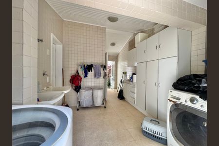 Casa de condomínio à venda com 430m², 6 quartos e 3 vagas Casa de condomínio à venda com 430m², 6 quartos e 3 vagasÁrea de Serviço