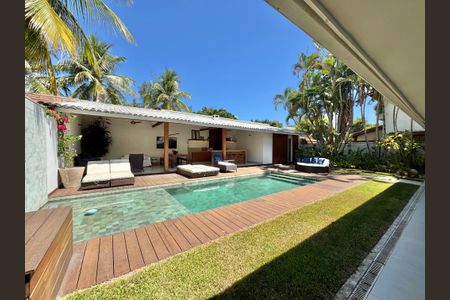 Casa de condomínio à venda com 430m², 6 quartos e 3 vagas Casa de condomínio à venda com 430m², 6 quartos e 3 vagasÁrea externa
