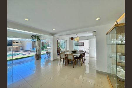 Casa de condomínio à venda com 430m², 6 quartos e 3 vagas Casa de condomínio à venda com 430m², 6 quartos e 3 vagasSala