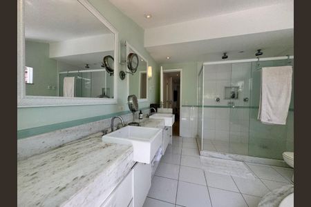 Casa de condomínio à venda com 430m², 6 quartos e 3 vagas Casa de condomínio à venda com 430m², 6 quartos e 3 vagasSuíte 1 - Banheiro