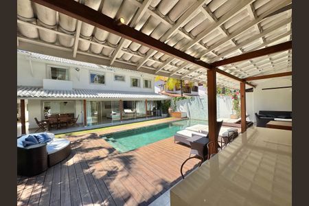 Casa de condomínio à venda com 430m², 6 quartos e 3 vagas Casa de condomínio à venda com 430m², 6 quartos e 3 vagasÁrea externa