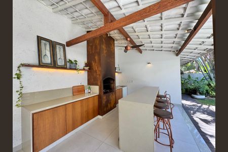 Casa de condomínio à venda com 430m², 6 quartos e 3 vagas Casa de condomínio à venda com 430m², 6 quartos e 3 vagasÁrea externa