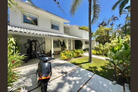 Casa de condomínio à venda com 430m², 6 quartos e 3 vagas Casa de condomínio à venda com 430m², 6 quartos e 3 vagasÁrea externa