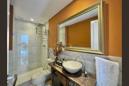 Casa de condomínio à venda com 430m², 6 quartos e 3 vagas Casa de condomínio à venda com 430m², 6 quartos e 3 vagasBanheiro Social