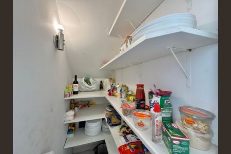 Casa de condomínio à venda com 430m², 6 quartos e 3 vagas Casa de condomínio à venda com 430m², 6 quartos e 3 vagasCozinha - Despensa