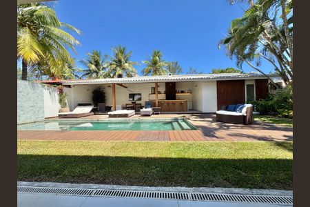 Casa de condomínio à venda com 430m², 6 quartos e 3 vagas Casa de condomínio à venda com 430m², 6 quartos e 3 vagasÁrea externa