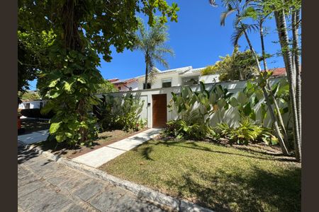 Casa de condomínio à venda com 430m², 6 quartos e 3 vagas Casa de condomínio à venda com 430m², 6 quartos e 3 vagasFachada