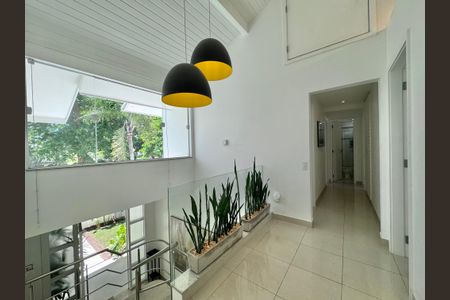 Casa de condomínio à venda com 430m², 6 quartos e 3 vagas Casa de condomínio à venda com 430m², 6 quartos e 3 vagasHall Íntimo