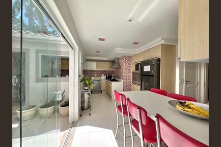 Casa de condomínio à venda com 430m², 6 quartos e 3 vagas Casa de condomínio à venda com 430m², 6 quartos e 3 vagasCozinha