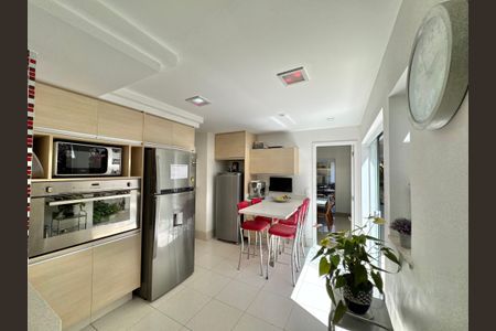 Casa de condomínio à venda com 430m², 6 quartos e 3 vagas Casa de condomínio à venda com 430m², 6 quartos e 3 vagasCozinha