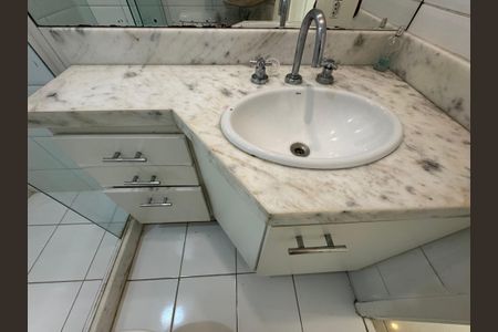 Casa de condomínio à venda com 430m², 6 quartos e 3 vagas Casa de condomínio à venda com 430m², 6 quartos e 3 vagasBanheiro Social