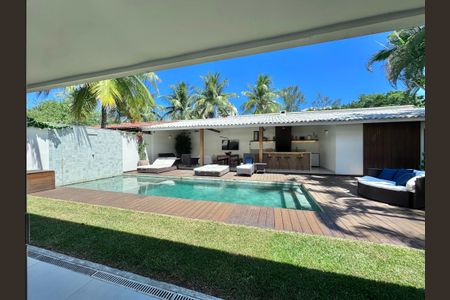 Casa de condomínio à venda com 430m², 6 quartos e 3 vagas Casa de condomínio à venda com 430m², 6 quartos e 3 vagasÁrea externa